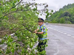 <b>一抹抹“法律蓝苦守取温情</b>